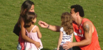 Fred brinca com a filha Giovanna (d) e oconversa com torcedores do Flu no gramado.