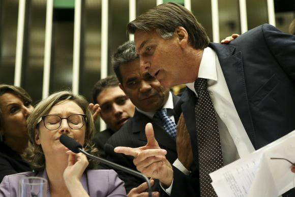 Tumulto com Bolsonaro marca sessão da Câmara sobre violência contra a mulher O deputado Jair Bolsonaro discute com a deputada Maria do Rosário durante comissão geral, no plenário da Câmara dos Deputados, que discute a violência contra mulheres e meninas, a cultura do estupro, o enfrentamento à impunidade e políticas públicas de prevenção, proteção e atendimento às vítimas no Brasil (Marcelo Camargo/Agência Brasil)Marcelo Camargo/Agência Brasil
