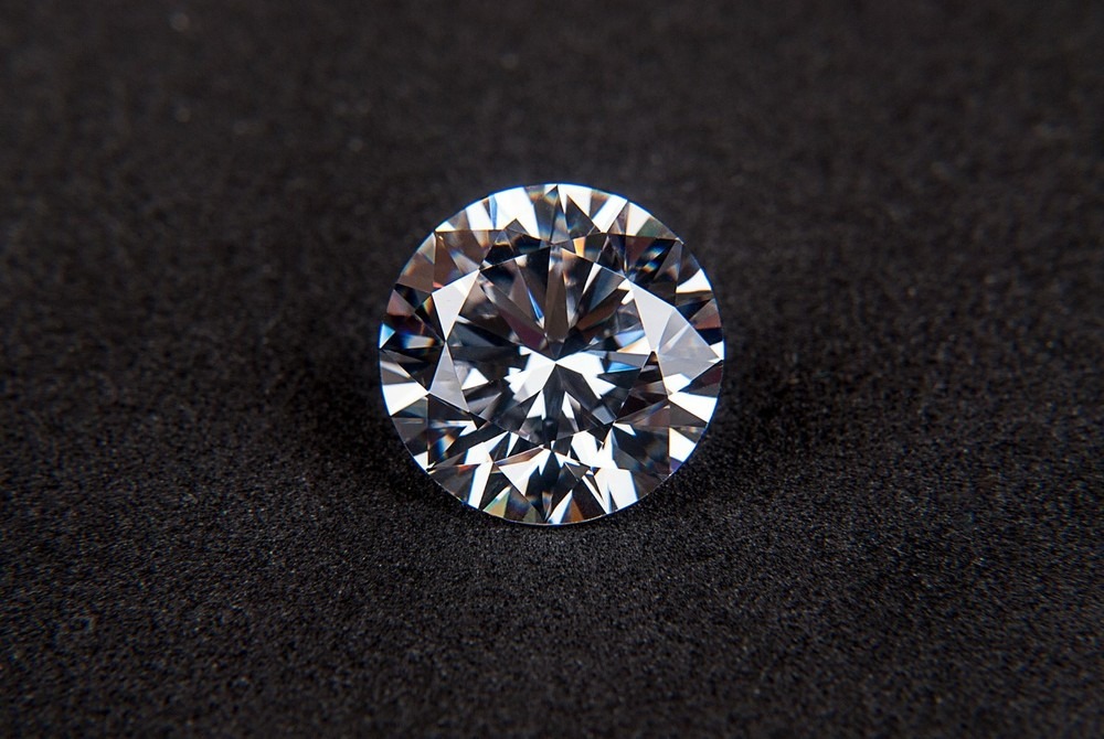 A gigantesca reserva de diamantes escondida sob nossos pés Cientistas do Instituto de Tecnologia de Massachussets (MIT) usaram ondas sonoras para calcular que, embaixo da Terra, há mil vezes mais a quantidade de diamantes na Terra do que se imaginava.
