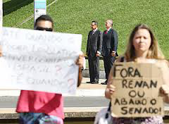 Renan abre ano legislativo sob xingamentos e protestos