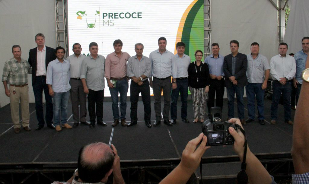 Precoce MS fará com que a carne do Estado seja reconhecida como a melhor do País Autoridades e representantes de instituições parcerias do programa Precoce MS.Foto: Divulgação