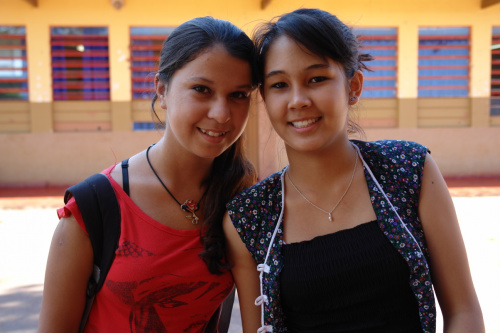 As alunas Dante Elen e Sara Suri, da Escola Estadual Cel. Felipe de Brum.
