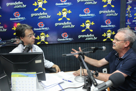 Deputado Geraldo Resende, durante entrevista ao radialista Amarildo Ricci, na Rádio Grande FM / Foto: Ricardo Minella