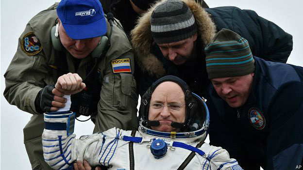 Como corpo de astronauta mudou após um ano no espaço Ao aterrizar, astronautas tiveram ajuda, o que não acontecerá em Marte