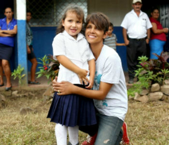 A atriz Halle Berry visita uma escola do PMA na Nicarágua. Foto: PMA