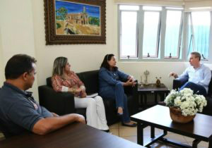 Délia durante reunião com Paulo CorrêaFoto: Divulgação 