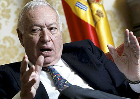 Ministro espanhol das Relações Exteriores, José Manuel García-Margallo, defendeu que seu país atuou corretamente porque permitiu que o avião presidencial de Evo Morales fizesse escala nas ilhas Canárias, depois que França e Portugal impediram que a aeronave sobrevoasse seus territórios devido às suspeitas de que o ex-funcionário de espionagem dos Estados Unidos Edward Snowden estivesse a bordo