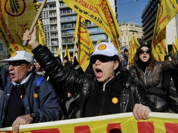 Polícia e manifestantes se enfrentam próximo ao parlamento em Atenas
