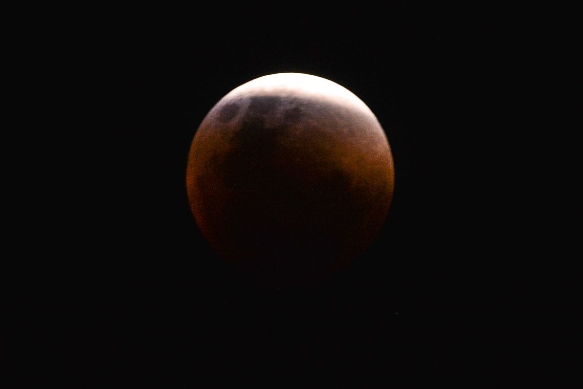 Maior eclipse total da Lua do século 21 ocorre nesta sexta (26)