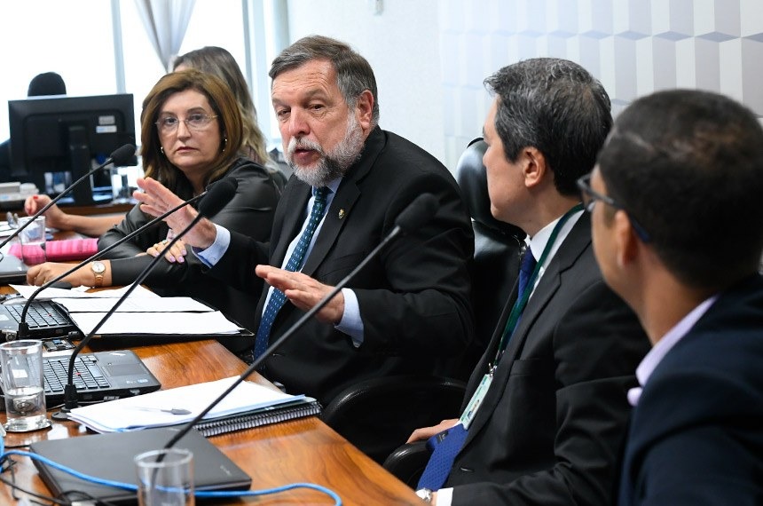 Flávio Arns anuncia parecer favorável à PEC do Fundeb, sem alterações Vice-presidente da Comissão de Educação e relator da PEC, senador Flávio Arns conduziu mais de uma dezena de debates sobre o novo FundebMarcos Oliveira/Agência Senad