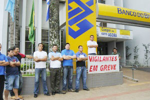 Vigilantes de Amambai encerraram temporariamente a greve Vigilantes de Amambai encerraram temporariamente a greve