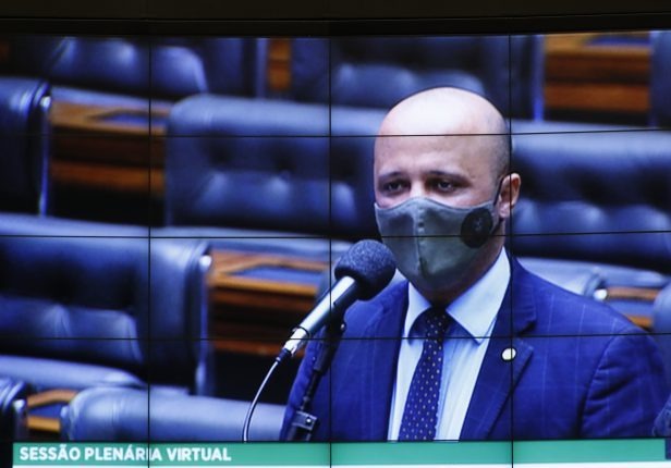 Líder do governo diz que porte de armas e educação em casa são prioridades Vitor Hugo: é preciso avançar na pauta das armas e na educação domiciliar / Foto: Najara Araújo/Câmara dos Deputados