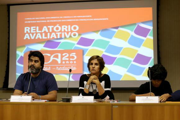 Fábio Paes, Ana Lúcia Starling e  Luiz Ezequiel Farias de Sena, adolescente do G-38, divulgam o Relatório Avaliativo ECA 25 anos Wilson Dias/Agência Brasil