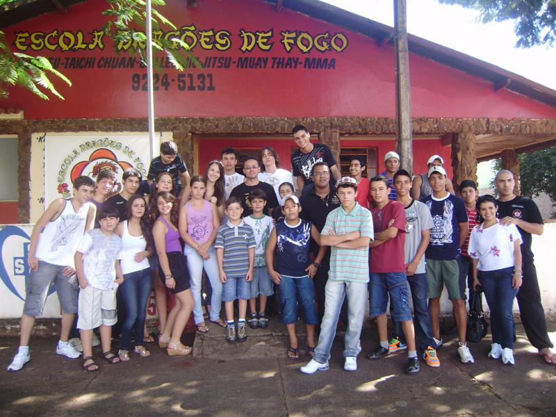 Professor Egberto José com a equipe da Escola Dragões de Fogo.