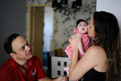 Maioria dos brasileiros desaprova aborto mesmo com microcefalia O casal Luciano e Suzana com a filha Ana Laura