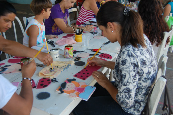 Associação de Mães de Amambai oferece alternativa de emprego e renda para mulher O curso ensina técnicas de decoração em E.V.A. (Etil Vinil Acetato).