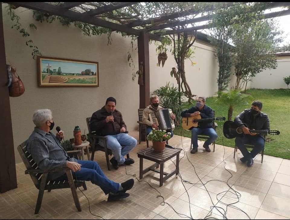A transmissão do programa acontece da varanda da casa do advogado e idealizador do Roda de Tereré, Odil Puques / Foto: Moreira Produções