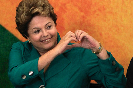 "Temos que consolidar e ampliar os direitos das mulheres", diz Dilma no Twitter