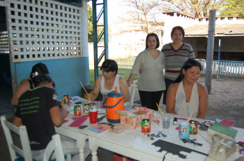 Associação de Mães de Amambai oferece alternativa de emprego e renda para mulher Em pé, a professora Fernanda Lamengo e a presidente da AMA, Vilma Selhorst (D), com as alunas do curso.