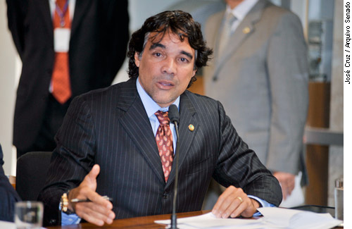 Projeto isenta 13º salário do Imposto de Renda