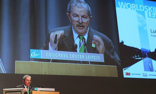 Lula condena coro "Volta, Lula" e reforça Dilma Lula condena coro "Volta, Lula" e reforça Dilma