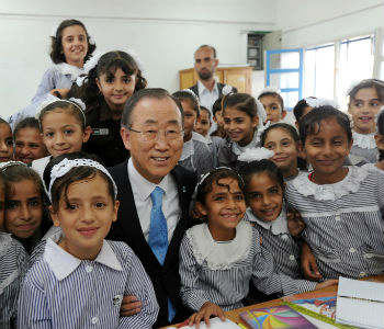 Ban Ki-moon em visita à escola da Unrwa em Gaza. Foto: ONU/Shareef Sarhan