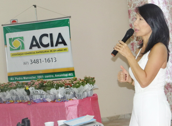 A palestra foi ministrada pela ginecologista e obstetra, Ednéia Yuri Yokoo, que abordou temas como prevenção da obesidade, diabetes, cânceres de intestino, útero e mama, além de dicas de alimentação e atividades físicas. / Foto: Moreira Produções