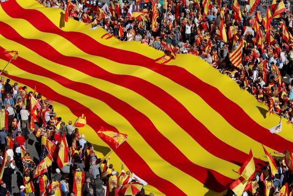 Milhares de pessoas marcham em Barcelona contra declaração de independência