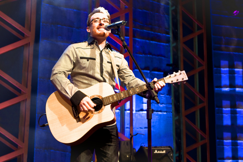 Rodrigo Bezerra faz seu primeiro show em Amambai.