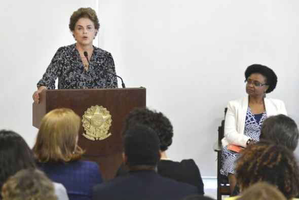 Denúncia de agressão contra mulher poderá justificar pedido de cirurgia plástica A presidenta Dilma Rousseff na cerimônia de assinatura de portaria que instituiu diretrizes para implementação da lei sobre cirurgias reparadoras pelo SUS / Foto: Valter Campanato