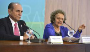 Denúncia de agressão contra mulher poderá justificar pedido de cirurgia plástica O ministro da Saúde, Marcelo Castro, e a secretária Especial de Políticas para as Mulheres, Eleonora Menicucci, em entrevista coletiva após assinatura da portariaFoto: Valter Campanato