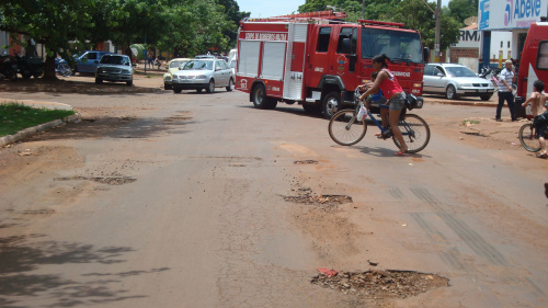 Emenda de Geraldo vai recuperar asfalto da área central de Dourados Exemplo da situação na área central: buracos na Rua José Roberto Teixeira causam acidente de trânsito.