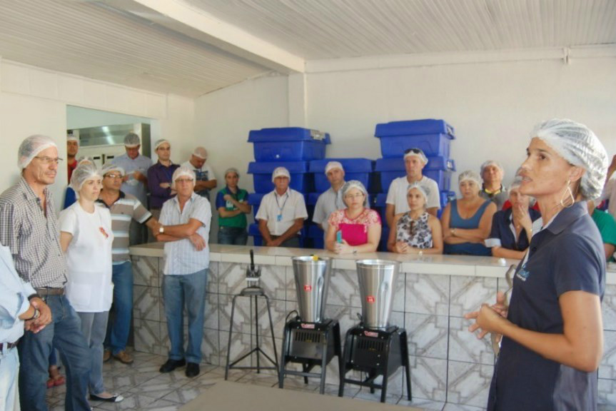 Segundo Vera Lorensetti (D), a centralização do serviço vai possibilitar a padronização do cardápio, evitar desperdício e manter melhor controle sobre os produtos. 