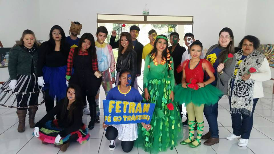 Elenco e coordenadores que representaram a escola no Fetran / Foto: Divulgação