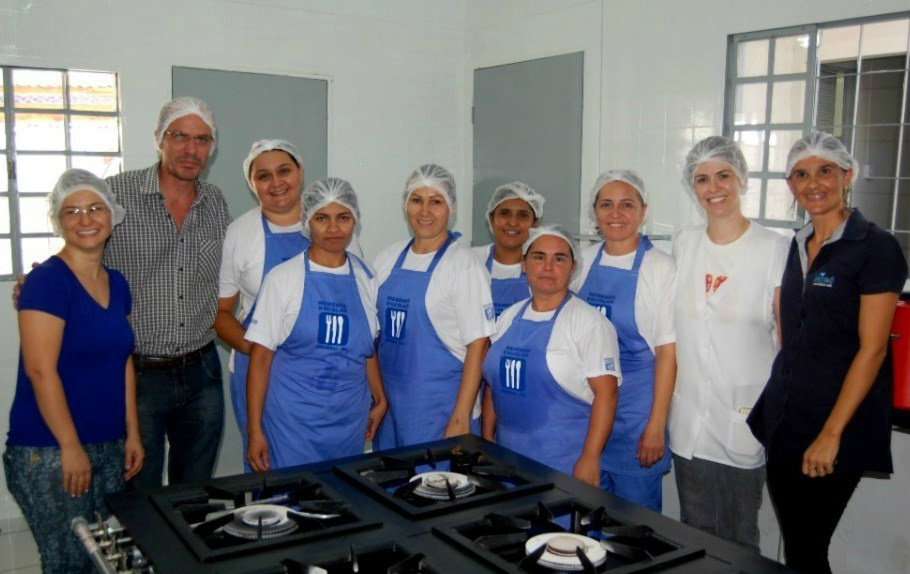 Parte da equipe das merendas e as nutricionistas com o prefeito Sérgio e a secretária Vera.