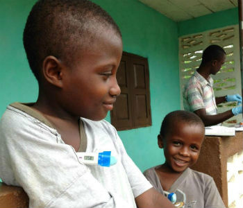 Crianças medem a temperatura em centro de tratamento de ebola em Serra Leoa. Foto: Unicef