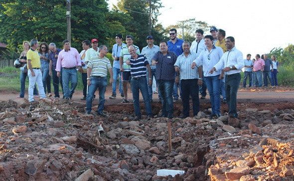 Prefeitura de Amambai inicia asfalto na rua 7 de Setembro Autoridades e populares acompanharam o ato de lançamento da obra que beneficia centenas de moradores da regiãoFoto: Decom