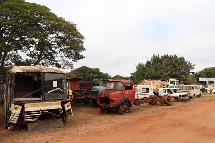 Prefeitura de Amambai realiza leilão público de veículos e equipamentos Serão leiloados lotes de veículos e sucatas de materiais que estão inutilizados / Fotos: Decom