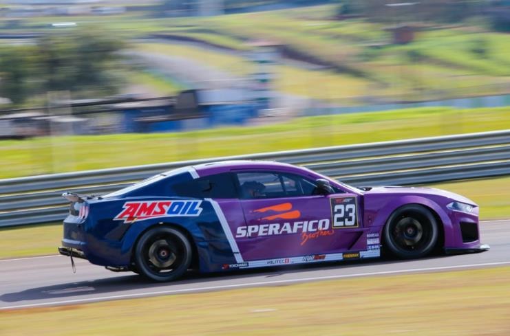 Novos carros da GT Sprint Race vão à pista do Autódromo de Cascavel Ricardo e Rodrigo Sperafico sentiram a potência do novo carro da GT Sprint Race hoje no Autódromo de Cascavel (Foto: Vanderley Soares)