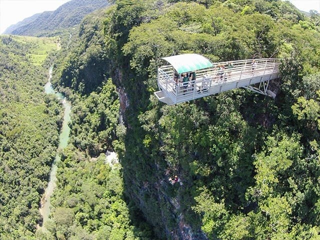 A estrutura do rapel de plataforma no topo da Cachoeira Boca da Onça (Foto: Boca da Onça/Divulgação)
