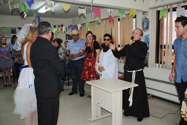 O casamento caipira foi encenado durante a festa com direito a padrinhos, coroinha e padre caracterizados