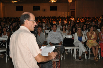 Palestra motivacional marca início do ano letivo na Reme O prefeito Sérgio Barbosa afirmou que a educação amambaiense já é um orgulho para o município.