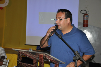 Palestra motivacional marca início do ano letivo na Reme Dr. Bandeira se disse feliz por ter sido aluno da rede pública de Amambai se referiu a uma de suas mestres, professora Irineia.