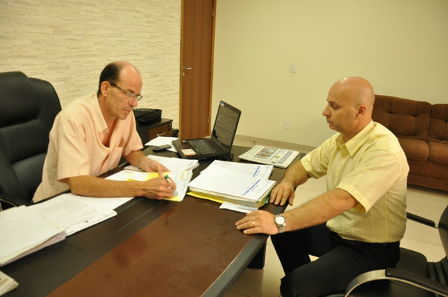 Prefeitura de Amambai paga dívida de 2012 com estagiários Prefeito Sérgio Barbosa autoriza o pagamento dos salários de dezembro dos estagiários