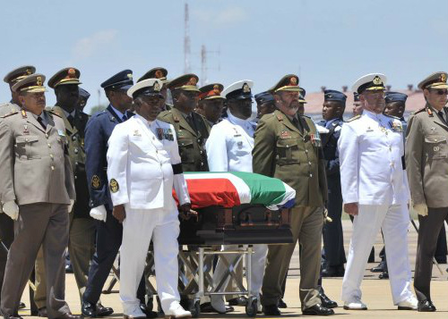 Milhares de pessoas ocupavam as margens da rodovia, aguardando a passagem do caixão com o corpo do Prêmio Nobel da Paz de 1993, que, pouco tempo depois, chegou à fazenda da família Mandela