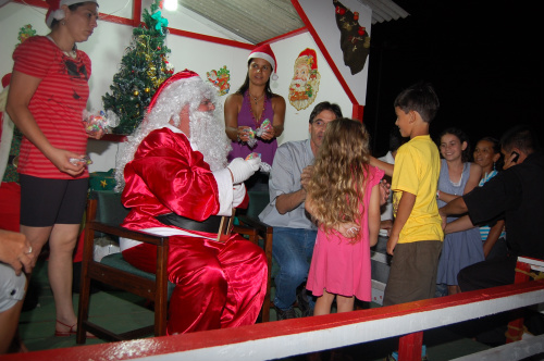 Papai Noel fez distribuição de doces e balas para as crianças durante a abertura do Natal de Luz 2010 em Amambai.