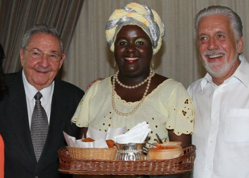 Wagner relata 'sucesso' do Mais Médicos a Raúl Castro O líder cubano parou em Salvador para fazer escala do voo que fez da África do Sul, onde participou do funeral do ex-presidente falecido Nelson Mandela