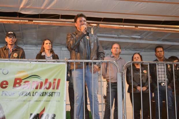 Jaime Bambil defende melhoria nos serviços da Prefeitura de Amambai Jaime Bambil durante comicio realizado na vila Jussara, na noite de quarta-feira (14) / Foto: Moreira Produções