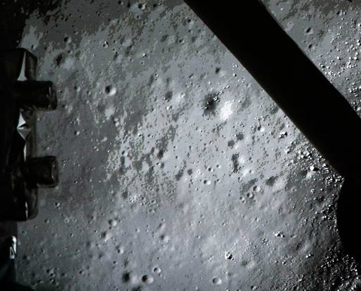 Imagem obtida de monitor no Centro Espacial de Pequim mostra a superfície da lua transmitida pela Chang'e-3 (AFP, STR)