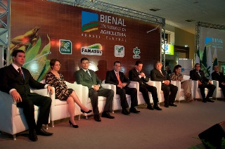 Bienal começa com pedidos de maior integração dos estados no Brasil Central Bienal começa com pedidos de maior integração dos estados no Brasil Central